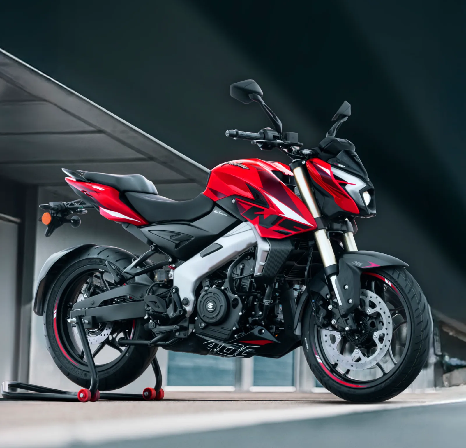 Pulsar NS400Z — rear three-quarter view