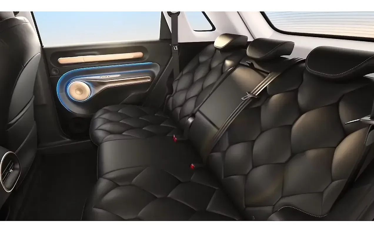Rear seats with quilted black upholstery